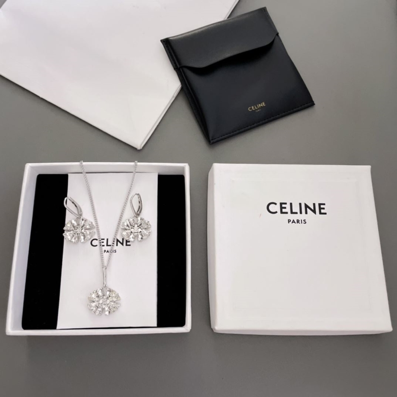 Ba*len*cia*ga necklaces
